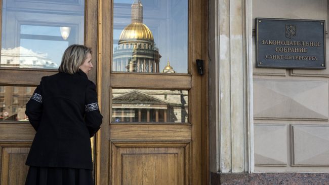 Вход в здание городского законодательного собрания в Санкт-Петербурге. Архивное фото Вход в здание городского законодательного собрания в Санкт-Петербурге. Архивное фото