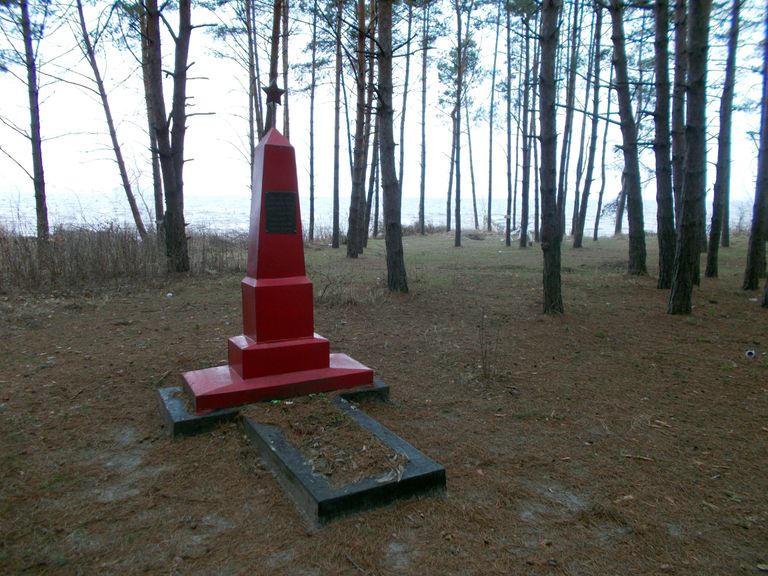 Памятник воинам Советской армии, погибшим в боях за Каневское водохранилище. Киевская область, март 2017 года Памятник воинам Советской армии, погибшим в боях за Каневское водохранилище. Киевская область, март 2017 года