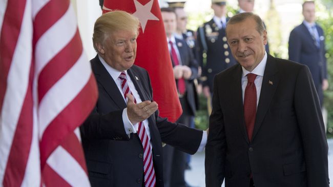Президент США Дональд Трамп приветствует президента Турции Реджепа Тайипа Эрдогана в Вашингтоне. Архивное фото Президент США Дональд Трамп приветствует президента Турции Реджепа Тайипа Эрдогана в Вашингтоне. Архивное фото