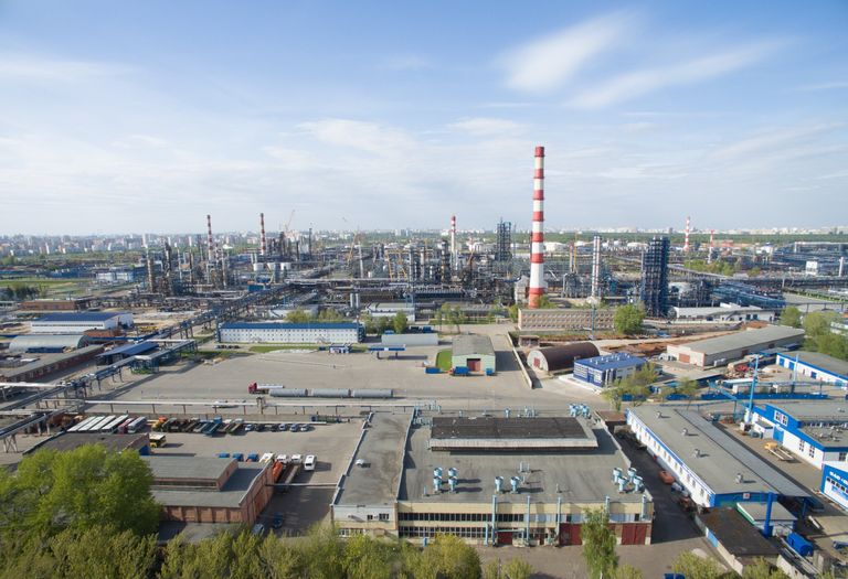 Московский нефтеперерабатывающий завод в районе Капотня