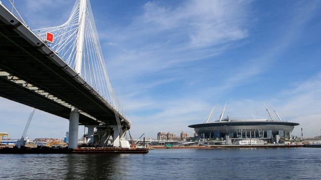 Стадион Санкт-Петербург Арена на Крестовском острове и мост через Петровский фарватер (участок Западного скоростного диаметра) в Санкт-Петербурге. Архивное фото Стадион Санкт-Петербург Арена на Крестовском острове и мост через Петровский фарватер (участок Западного скоростного диаметра) в Санкт-Петербурге. Архивное фото