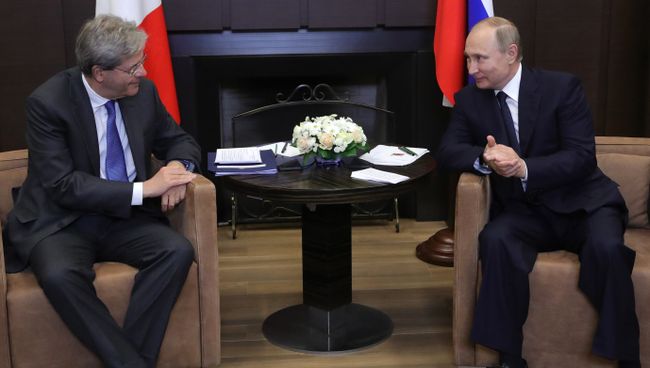 Президент РФ Владимир Путин и председатель Совета министров Италии Паоло Джентилони во время встречи. 17 мая 2017