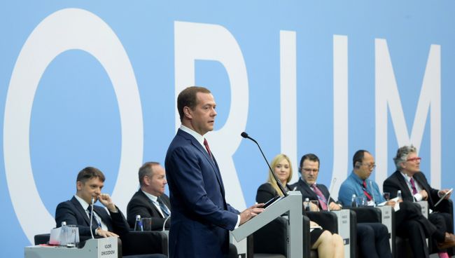 Председатель правительства РФ Дмитрий Медведев на VII Петербургском международном юридическом форуме. 17 мая 2017 Председатель правительства РФ Дмитрий Медведев на VII Петербургском международном юридическом форуме. 17 мая 2017