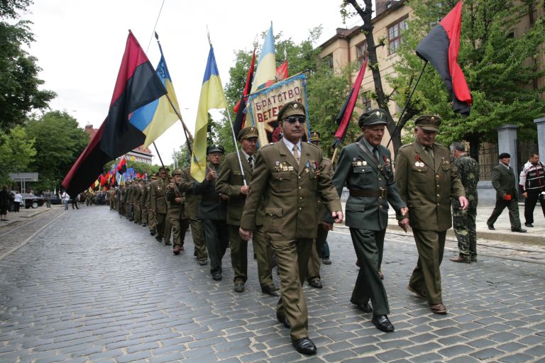 Ветераны Украинской повстанческой армии (УПА) во время шествия к памятнику Степану Бандере в честь Дня Героев в центре Львова Ветераны Украинской повстанческой армии (УПА) во время шествия к памятнику Степану Бандере в честь Дня Героев в центре Львова