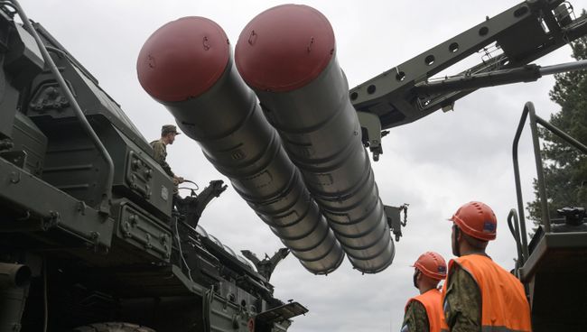 Перезарядка зенитного ракетного комплекса С-400 Триумф во время учений в Московской области. 17 мая 2017 Перезарядка зенитного ракетного комплекса С-400 Триумф во время учений в Московской области. 17 мая 2017