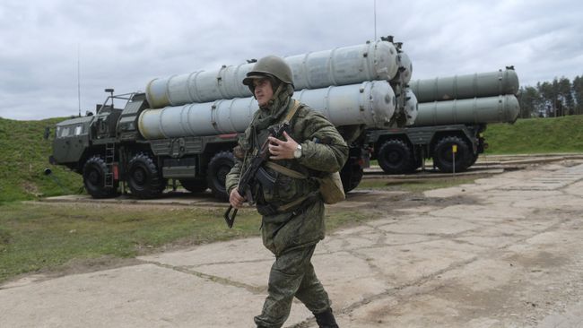 Военнослужащий рядом с зенитными ракетными комплексами С-400 Триумф во время учений в Московской области. 17 мая 2017