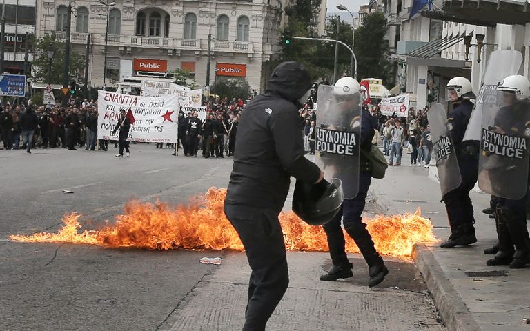 Столкновения между протестующими и полицией во время 24-часовой забастовки в Афинах, Греция. 17 мая 2017 Столкновения между протестующими и полицией во время 24-часовой забастовки в Афинах, Греция. 17 мая 2017