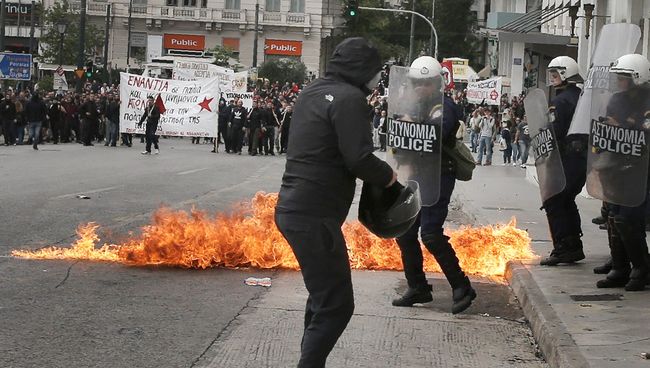 Столкновения между протестующими и полицией во вермя 24-часовой забастовки в Афинах, Греция. 17 мая 2017 Столкновения между протестующими и полицией во вермя 24-часовой забастовки в Афинах, Греция. 17 мая 2017