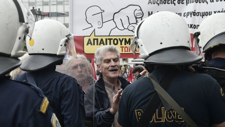 Столкновения между протестующими и полицией во время 24-часовой забастовки в Афинах, Греция. 17 мая 2017