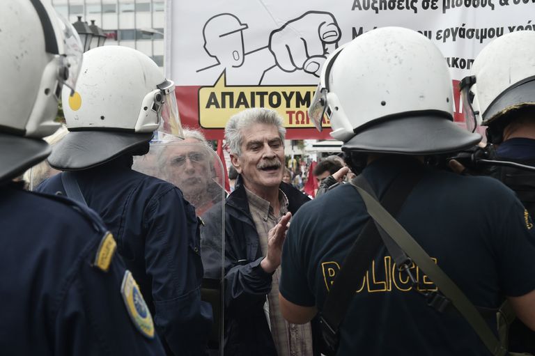 Столкновения между протестующими и полицией во время 24-часовой забастовки в Афинах, Греция. 17 мая 2017 Столкновения между протестующими и полицией во время 24-часовой забастовки в Афинах, Греция. 17 мая 2017