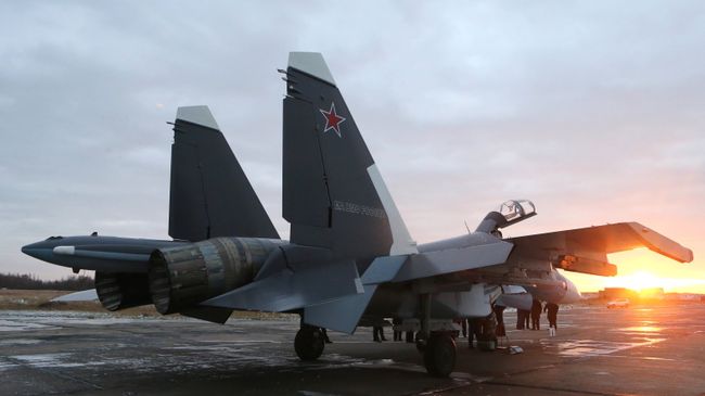 Многоцелевой истребитель СУ-30СМ, пополнивший состав морской авиации Балтийского флота, на аэродроме в городе Черняховск Калининградской области