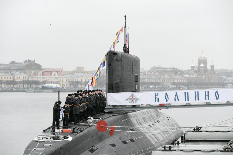 Торжественная церемония передачи подлодки Колпино ВМФ России на пристани АО Адмиралтейские верфи в Санкт-Петербурге
