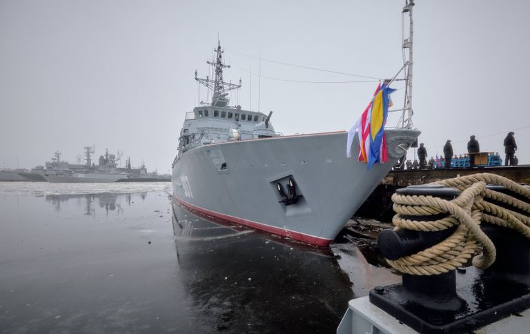 Церемония подъема флага на корабле противоминной обороны Александр Обухов в Санкт-Петербурге