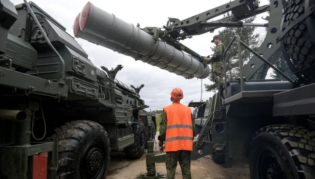 Перезарядка зенитного ракетного комплекса С-400 Триумф во время учений. Архивное фото Перезарядка зенитного ракетного комплекса С-400 Триумф во время учений. Архивное фото