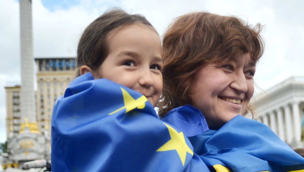 Люди с флагами ЕС и Украины на площади Независимости в Киеве - РИА Новости, 1920, 01.07.2026