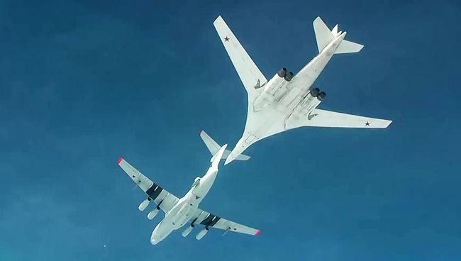 Дозаправка стратегического ракетоносца Ту-160. Архивное фото Дозаправка стратегического ракетоносца Ту-160. Архивное фото
