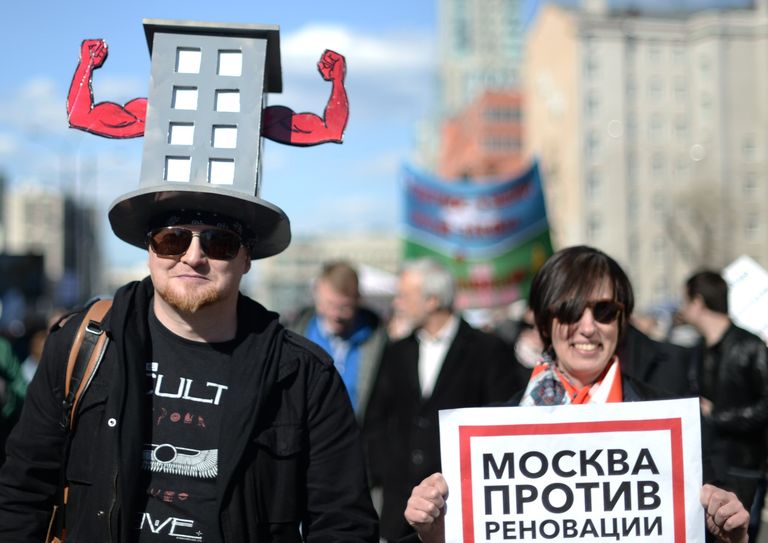 Участники митинга на проспекте Академика Сахарова против сноса пятиэтажек в Москве