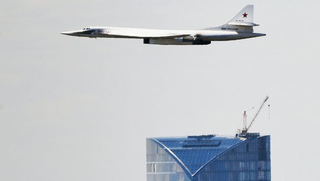 Стратегический бомбардировщик-ракетоносец Ту-160. Архивное фото
