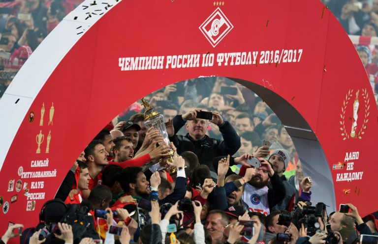 Игроки Спартака на церемонии вручения кубка чемпионов России после окончания матча 29-го тура чемпионата России по футболу среди клубов Премьер-лиги между командами ФК Спартак (Москва) и ФК Терек (Грозный)