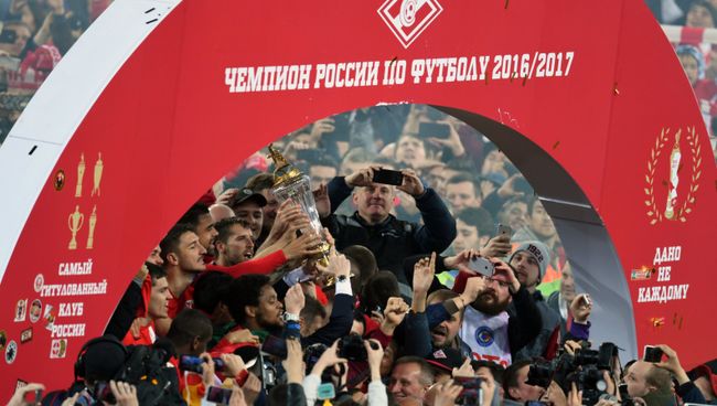 Игроки Спартака на церемонии вручения кубка чемпионов России. Архивное фото Игроки Спартака на церемонии вручения кубка чемпионов России. Архивное фото
