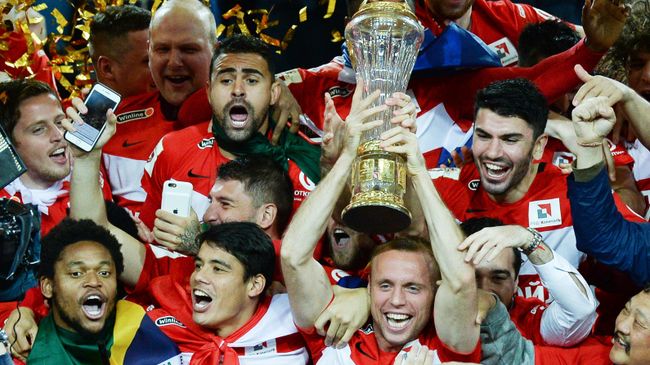 Игроки Спартака на церемонии вручения кубка чемпионов России после окончания матча 29-го тура чемпионата России по футболу среди клубов Премьер-лиги между командами ФК Спартак (Москва) и ФК Терек (Грозный)