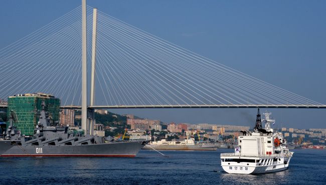 Золотой мост через бухту Золотой Рог во Владивостоке. Архивное фото Золотой мост через бухту Золотой Рог во Владивостоке. Архивное фото