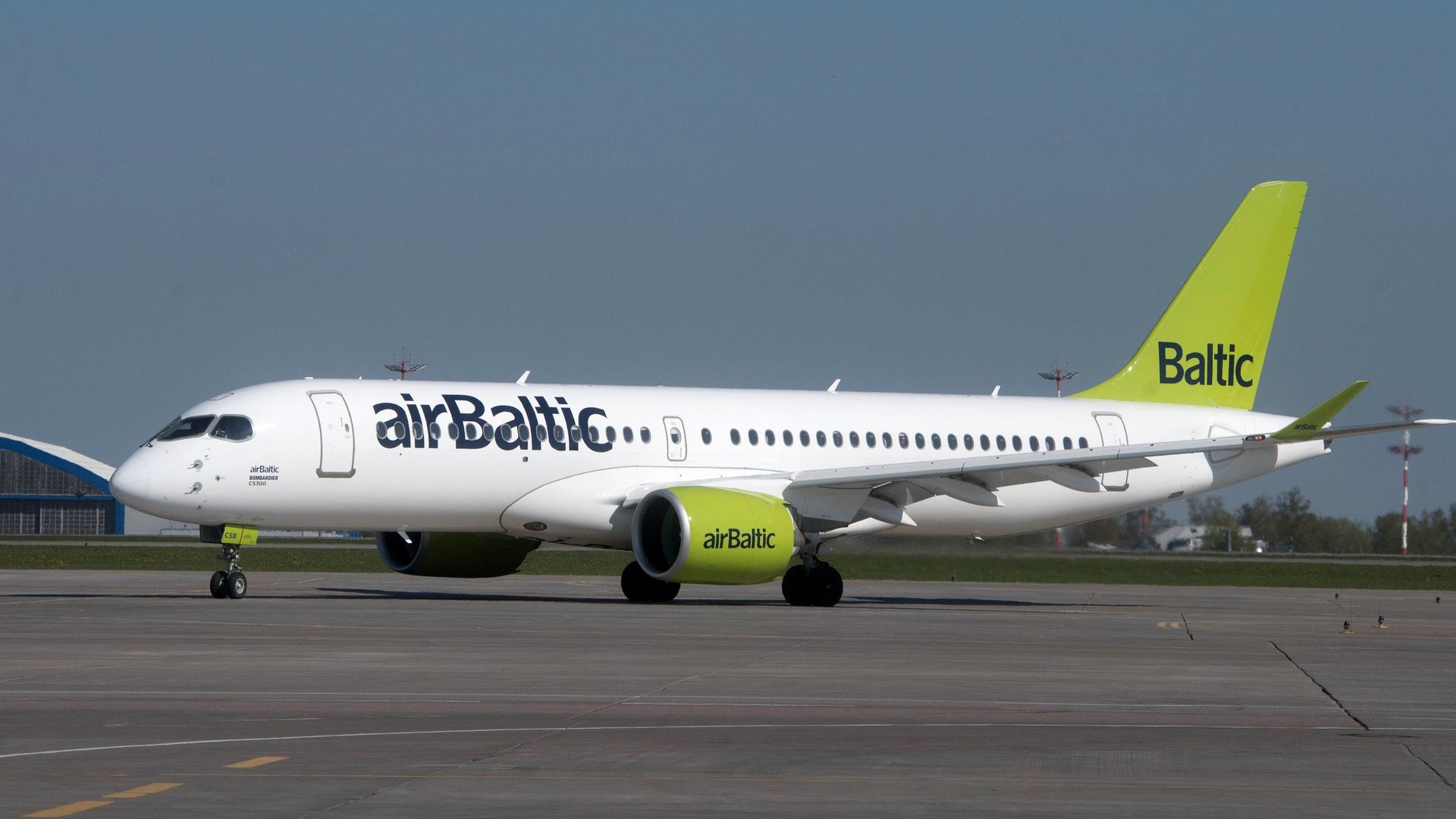 Самолет Bombardier CS300 латвийской авиакомпании airBaltic в аэропорту Шереметьево в Москве. 18 мая 2017 Самолет Bombardier CS300 латвийской авиакомпании airBaltic в аэропорту Шереметьево в Москве. 18 мая 2017 - РИА Новости, 1920, 04.04.2021