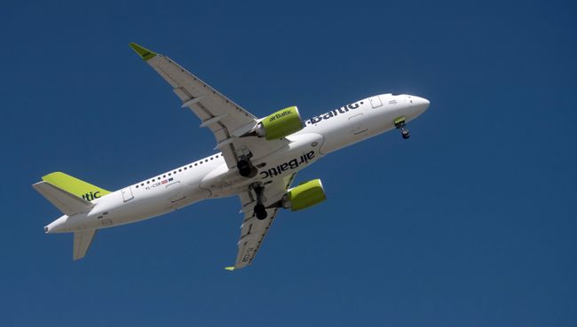 Самолет Bombardier CS300 латвийской авиакомпании airBaltic. Архивное фото Самолет Bombardier CS300 латвийской авиакомпании airBaltic. Архивное фото