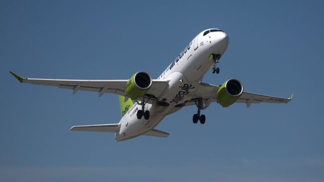Самолет Bombardier CS300 латвийской авиакомпании airBaltic в небе над аэропортом Шереметьево в Москве. 18 мая 2017