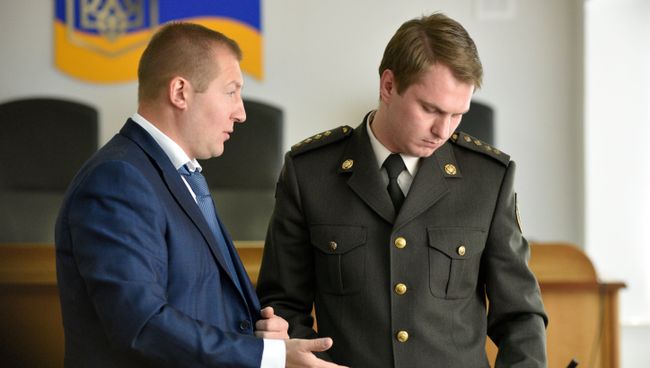 Адвокат Виктора Януковича Виталий Сердюк и военный прокурор генеральной прокуратуры Украины Руслан Кравченко во время заседания Оболонского суда Киева по делу бывшего президента Украины Виктора Януковича. 18 мая 2017 Адвокат Виктора Януковича Виталий Сердюк и военный прокурор генеральной прокуратуры Украины Руслан Кравченко во время заседания Оболонского суда Киева по делу бывшего президента Украины Виктора Януковича. 18 мая 2017