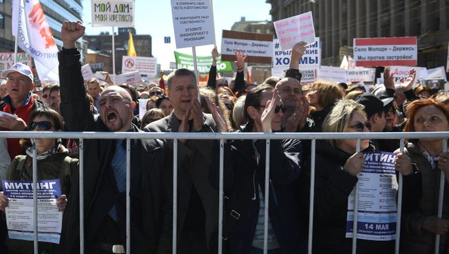 Участники митинга на проспекте Академика Сахарова против сноса пятиэтажек в Москве