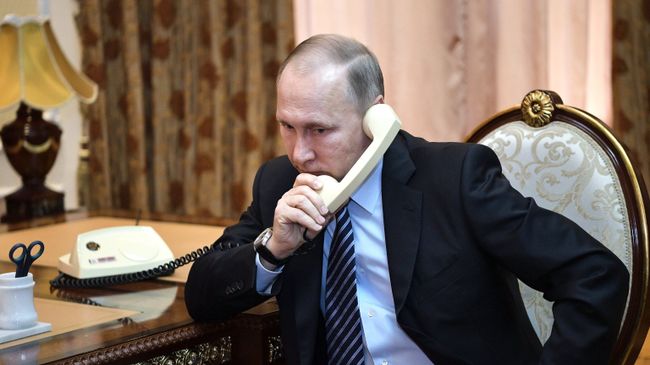 Владимир Путин во время телефонного разговора. Архивное фото Владимир Путин во время телефонного разговора. Архивное фото