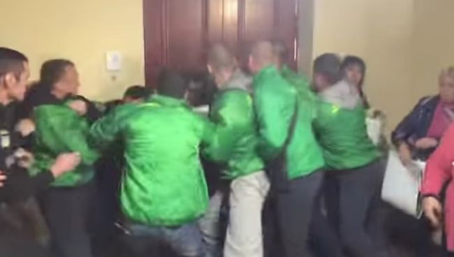 Драка в Киевосвете. Скриншот с видео Драка в Киевосвете. Скриншот с видео