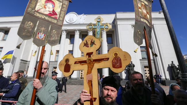 Акция прихожан Украинской православной церкви Московского патриархата у здания Верховной рады в Киеве. Архивное фото Акция прихожан Украинской православной церкви Московского патриархата у здания Верховной рады в Киеве. Архивное фото
