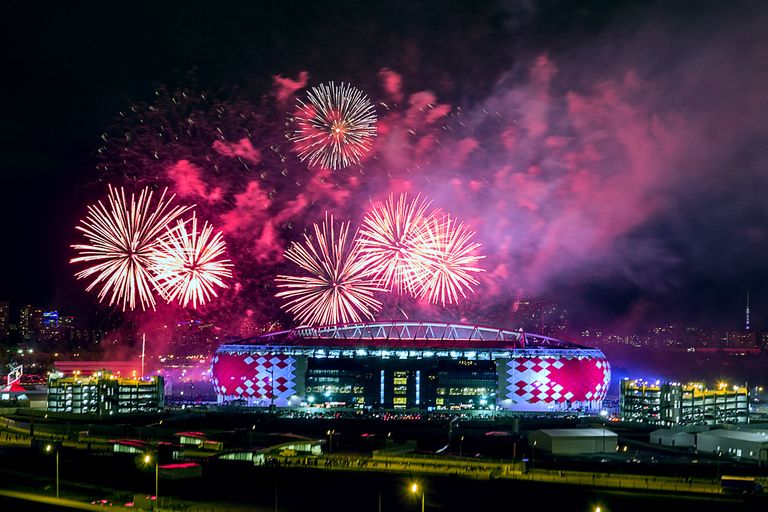 Салют над стадионом Открытие Арена во время церемонии вручения кубка чемпионов России после окончания матча 29-го тура чемпионата России по футболу среди клубов Премьер-лиги между командами ФК Спартак (Москва) и ФК Терек (Грозный) Салют над стадионом Открытие Арена во время церемонии вручения кубка чемпионов России после окончания матча 29-го тура чемпионата России по футболу среди клубов Премьер-лиги между командами ФК Спартак (Москва) и ФК Терек (Грозный)