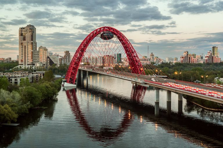 Живописный мост через Москву-реку Живописный мост через Москву-реку