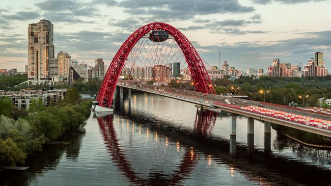 Живописный мост через Москву-реку Живописный мост через Москву-реку