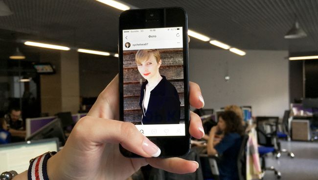 Страница Челси Мэннинг в Instagram на экране смартфона Страница Челси Мэннинг в Instagram на экране смартфона