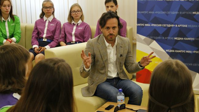 Директор МДЦ Артек Алексея Каспржака с воспитанниками