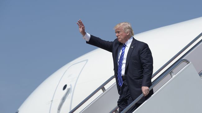 Президент США Дональд Трамп на трапе Борта номер один
