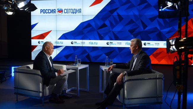 Мэр Москвы Сергей Собянин во время интервью генеральному директору МИА Россия сегодня Дмитрию Киселеву. 19 мая 2017