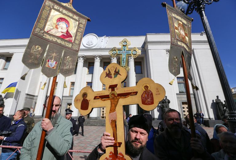 Участники акции прихожан Украинской православной церкви Московского патриархата в Киеве против принятия антицерковных законопроектов в Верховной раде Украины