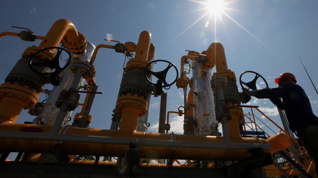 Рабочий у блока сепарационных установок на газораспределительной станции. Архивное фото Рабочий у блока сепарационных установок на газораспределительной станции. Архивное фото