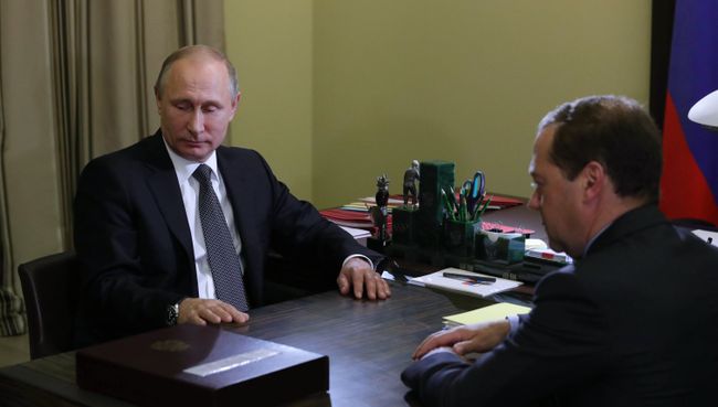 Президент РФ Владимир Путин встретился с премьер-министром Дмитрием Медведевым Президент РФ Владимир Путин встретился с премьер-министром Дмитрием Медведевым