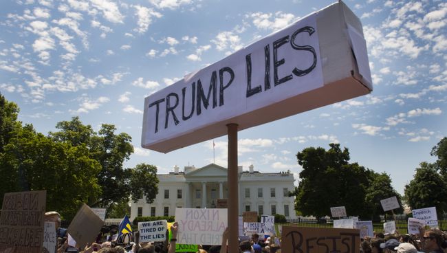 Акция протеста против президента США Дональда Трампа в Вашингтоне. 10 мая 2017 Акция протеста против президента США Дональда Трампа в Вашингтоне. 10 мая 2017