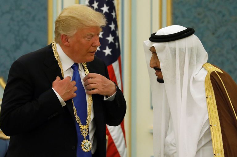 Король Саудовской Аравии наградил Дональда Трампа орденом короля Абдель Азиза, 20 мая 2017 Король Саудовской Аравии наградил Дональда Трампа орденом короля Абдель Азиза, 20 мая 2017