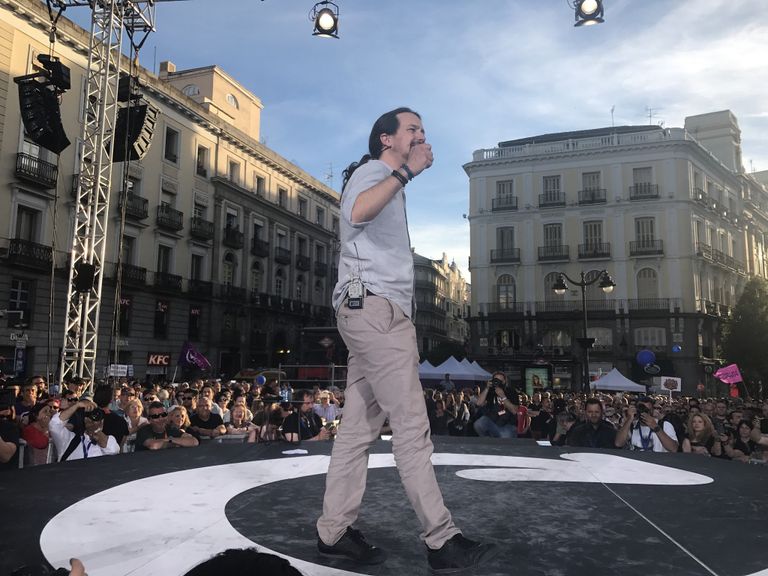 Лидер партии Podemos Пабло Иглесиас на митинге в поддержку отставки премьера Мариано Рахоя, 20 мая 2017