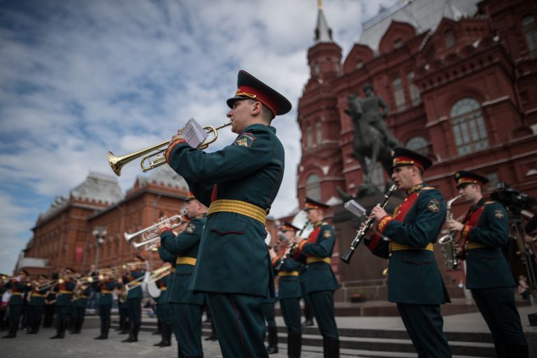 Музыканты военного оркестра во время открытия концертной программы Военные оркестры в парках Музыканты военного оркестра во время открытия концертной программы Военные оркестры в парках