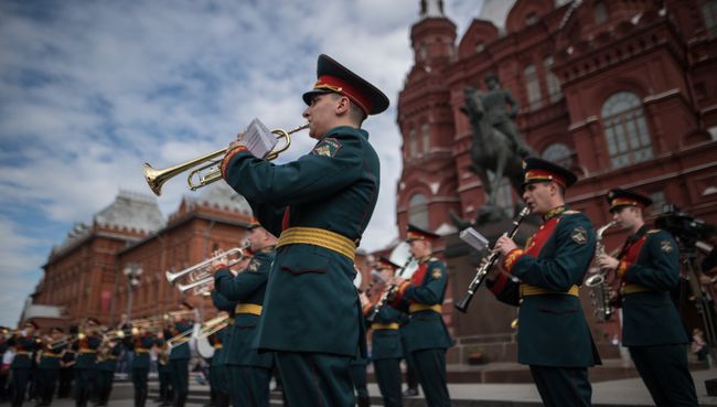 Музыканты военного оркестра во время открытия концертной программы Военные оркестры в парках Музыканты военного оркестра во время открытия концертной программы Военные оркестры в парках