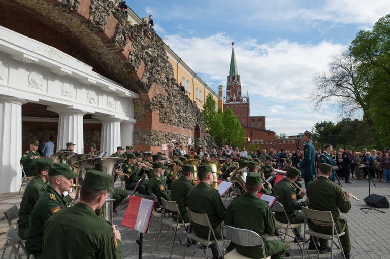 Музыканты военного оркестра во время открытия концертной программы Военные оркестры в парках Музыканты военного оркестра во время открытия концертной программы Военные оркестры в парках